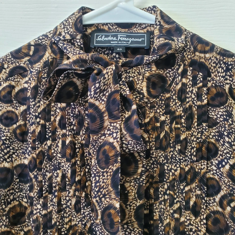 Blusa Salvatore Ferragamo Abotonada Estampado Animal Corbata Cuello Marrón Talla 40 Seda Foto 3 de 4