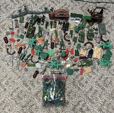 HUGE LOT OF PLASTIC ARMY MEN  ACCESORIES MUST SEE PHOTOS