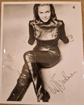Honor Blackman - The Avengers & Goldfinger - signed 10x8'' Foto. AFTAL COA