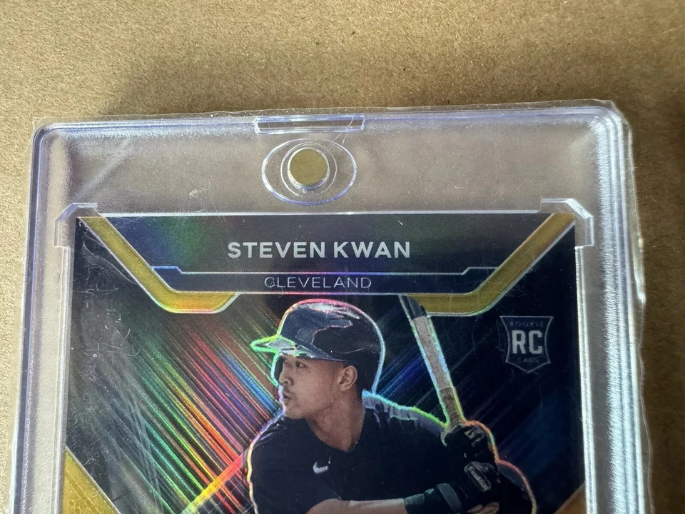 2022 PANINI PRIZM AUTO DEBUT SIGNATURES STEVEN KWAN RC 06/10 GOLD - Image 3 of 4
