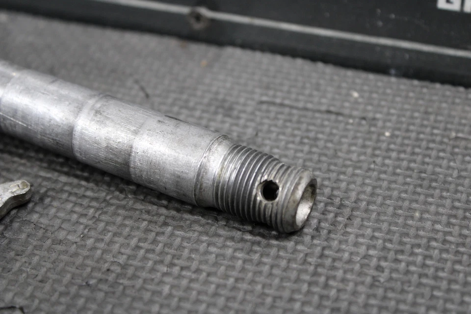 2003 KAWASAKI KLX400R KLX400SR OEM EIXO TRASEIRO RODA TRASEIRA ARO PIVÔ PARAFUSO EIXO - Imagem 3 de 4