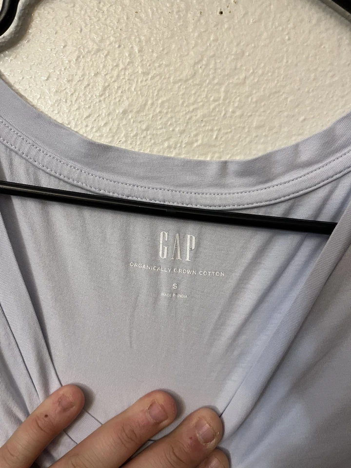 Camiseta feminina Gap pequena azul sólida gola V algodão cultivado organicamente sólido - Imagem 3 de 4