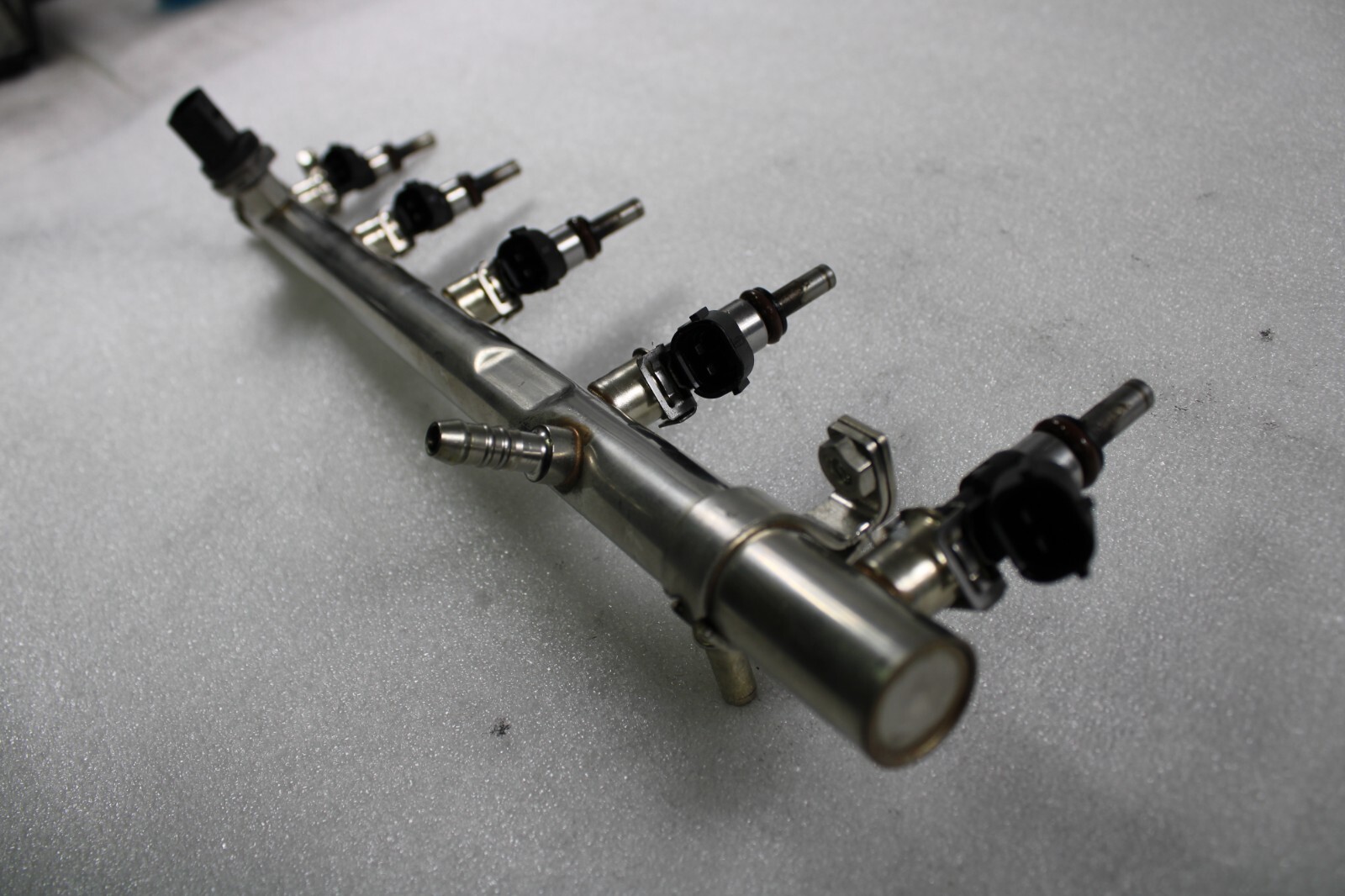Lamborghini Huracan, LP610, 580, LH, Upper Fuel Rail, Used, P/N 07L133681AA