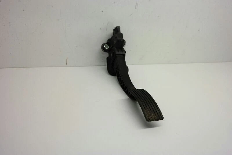 2014 Dodge Avenger Gas Accelerator Pedal  - Image 2 of 4