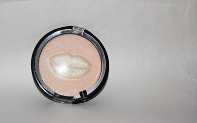 Signature Club Kiss of Powder w/ soy protein ~ Sealed