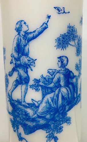 Juego de 4 tazas Demitasse con patas azules y blancas de vidrio de leche diseño Avon Toile - Imagen 4 de 11