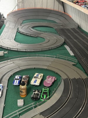 REVELL 1/32 WORKING And LANE HI-BANK SLOT CAR TRACK 2-1/43 CARS  INCL