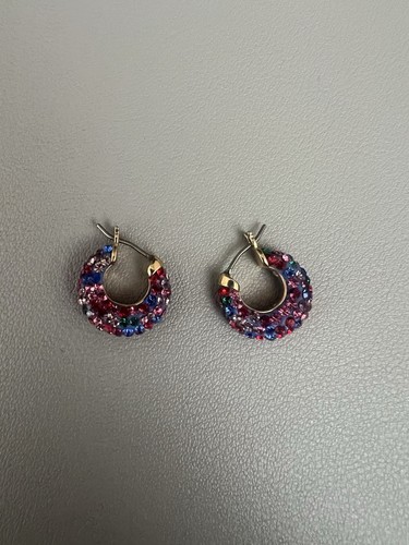 Kate Spade Schmuck mehrfarbige Edelsteine funkelnde Huggies/kleine Creolen