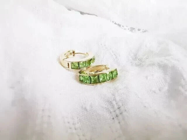 Pendientes tipo argolla de peridoto verde simulado de corte princesa de 2 quilates enchapados en oro amarillo de 14 quilates Foto 3 de 4