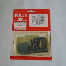 Wills SS22 OO Gauge 2 Lamp Huts with Oil Drums Plastic Kit New Free UK P+P