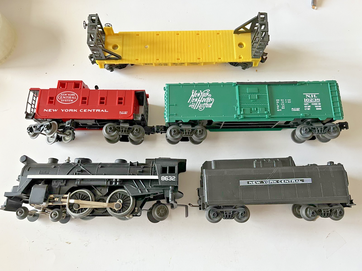 Lionel O-scale 4-4-2 Steam Locomotive 8632 & Pennsylvania Square