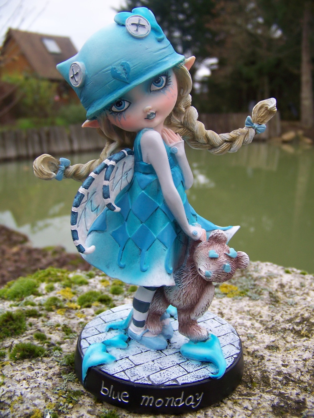 Statuette manga de fée coquine pour décorer une bibliothèque ou un bureau d'ambiance fantasy