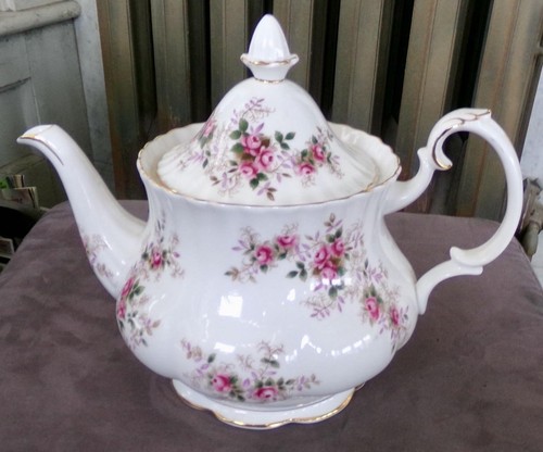 Royal Albert Lavender Rose Gold Trimmed Bone China 6 Cup Teapot - Picture 1 of 1
