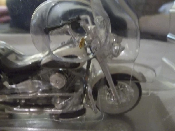 Avon 2001 H-D 1993 FLSTN Heritage Softail Nostalgia 1:18 Die Cast Foto 3 de 4