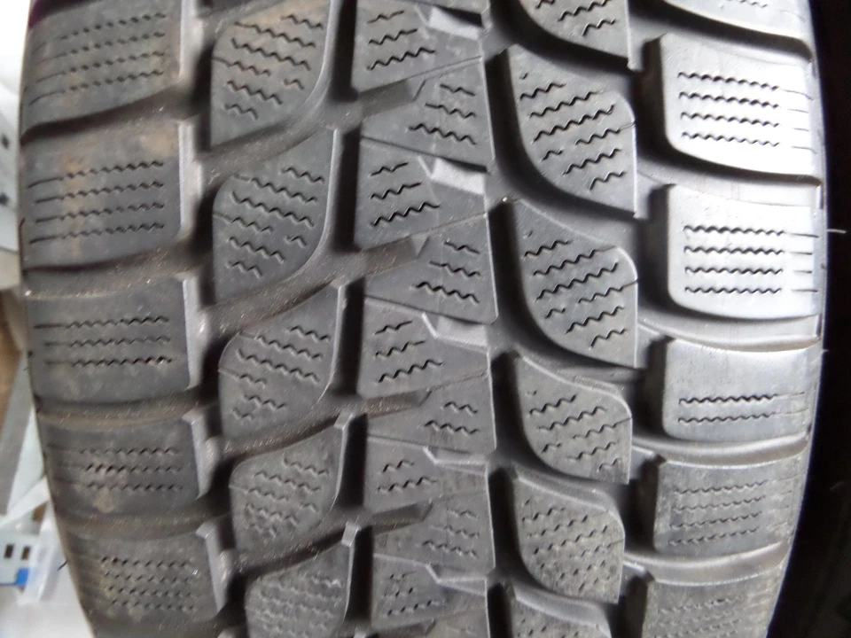 2 Winterreifen Bridgestone Blizzak LM-25 1 * RSC M+S 225/50 R17 94H RA50 - Bild 2 von 3