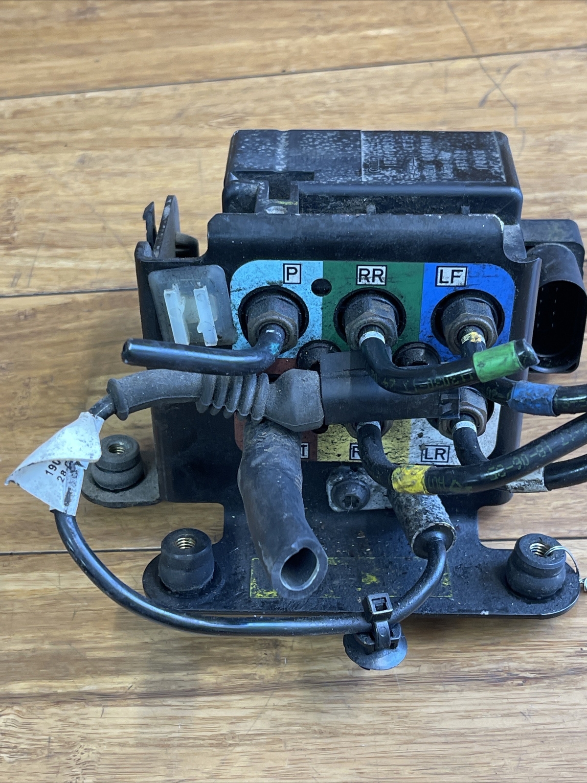 Maserati Levante 2017-2024 Air suspension valve block