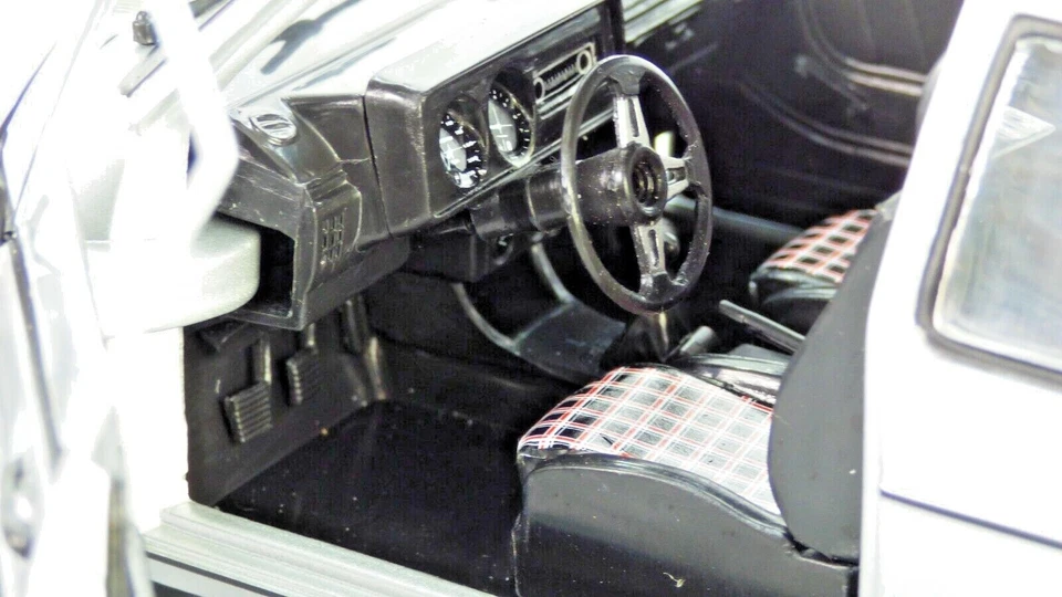 Volkswagen VW Golf GTI 1 1:18 Vintage Clásico Estrella del Sol Coche Modelo de Juguete Coleccionable Foto 3 de 4