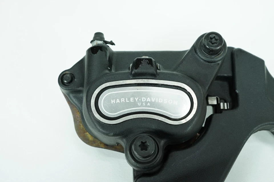Pinza de freno trasera Harley Dyna FXDBP Street Bob 14 OEM con soporte 40908-08 Foto 2 de 4