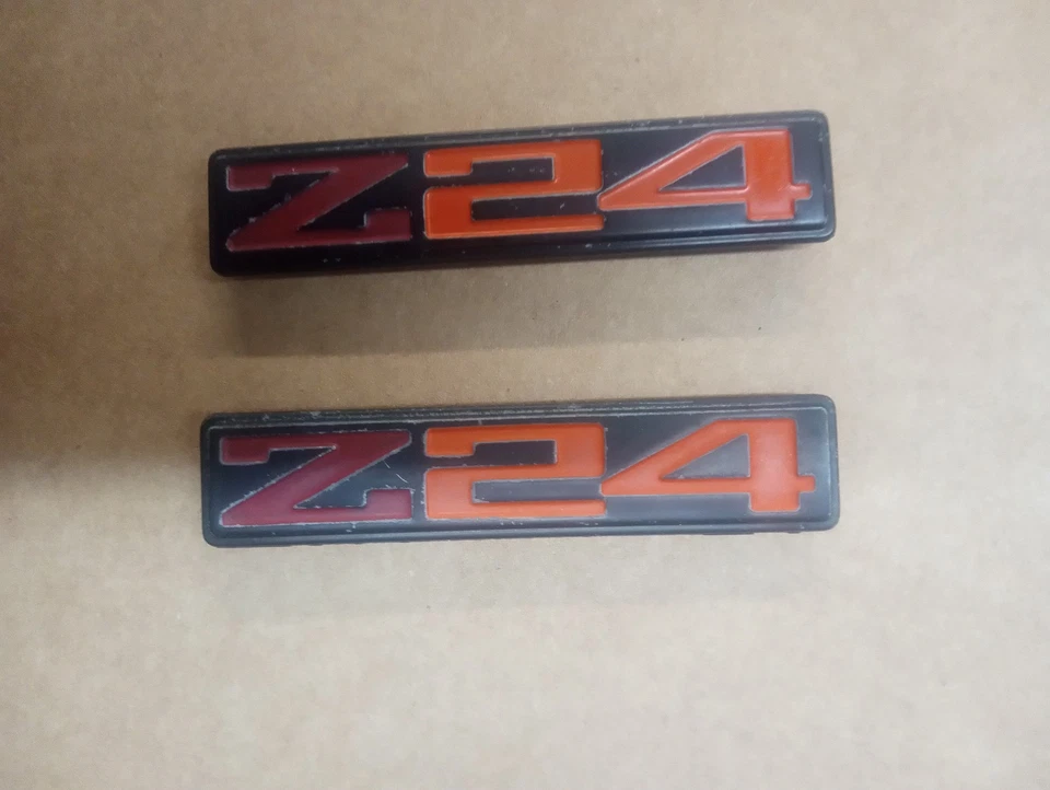 Chevrolet Chevy Cavalier Z24 1986 1987 panel de puerta emblema 20597750. Foto 3 de 4