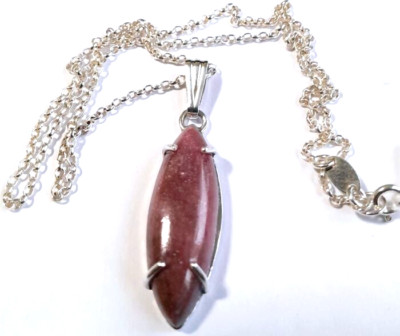 Exquisiter roter Aventurin Marquise Schliff Anhänger, mit einer 18 Zoll S. Silber Kette.
