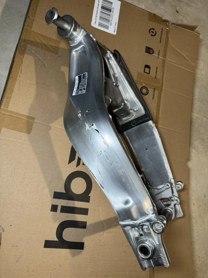 Brazo basculante Yamaha MT-09 Sp 2024 OEM buen estado Foto 4 de 4