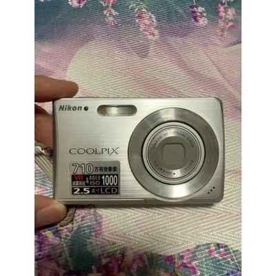 Nikon COOLPIX S200 CCD Digital Camera Silver 7.1MP 3x Optical Zoom