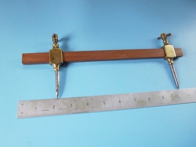 Paar Messing / Stahl Trammelspitzen auf Holzstange Werkzeug - guter Zustand.