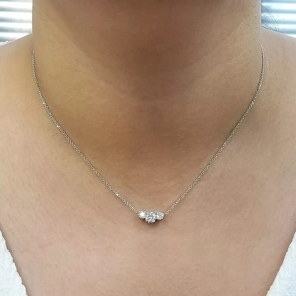 COLLAR COLGANTE DE 3 PIEDRAS DIAMANTE BLANCO CREADO EN LABORATORIO REDONDO DE 3 QUILATES ORO BLANCO DE 14K Foto 2 de 4