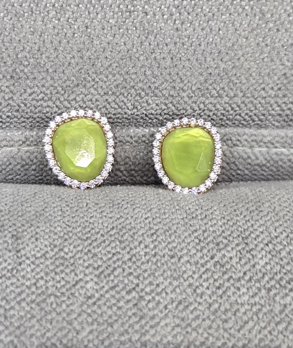 Spago D'argento In Forma Di Piuma Con Piccoli Diamanti E Perla Bianca Isolata Su Un Delicato Sfondo Piume Accessori Per Donne Image188676992