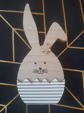 Hase Deko Holz-Figur m. Knickohr u. Blümchen, hellbraun m. schwarz-weiß Streifen
