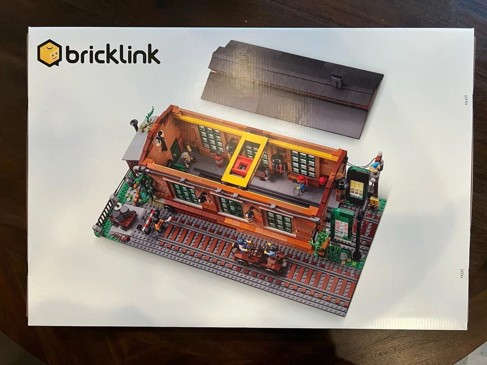 LEGO Bricklink 910033: Old Train Engine Shed, New and Sealed in Box - Image 2 of 2