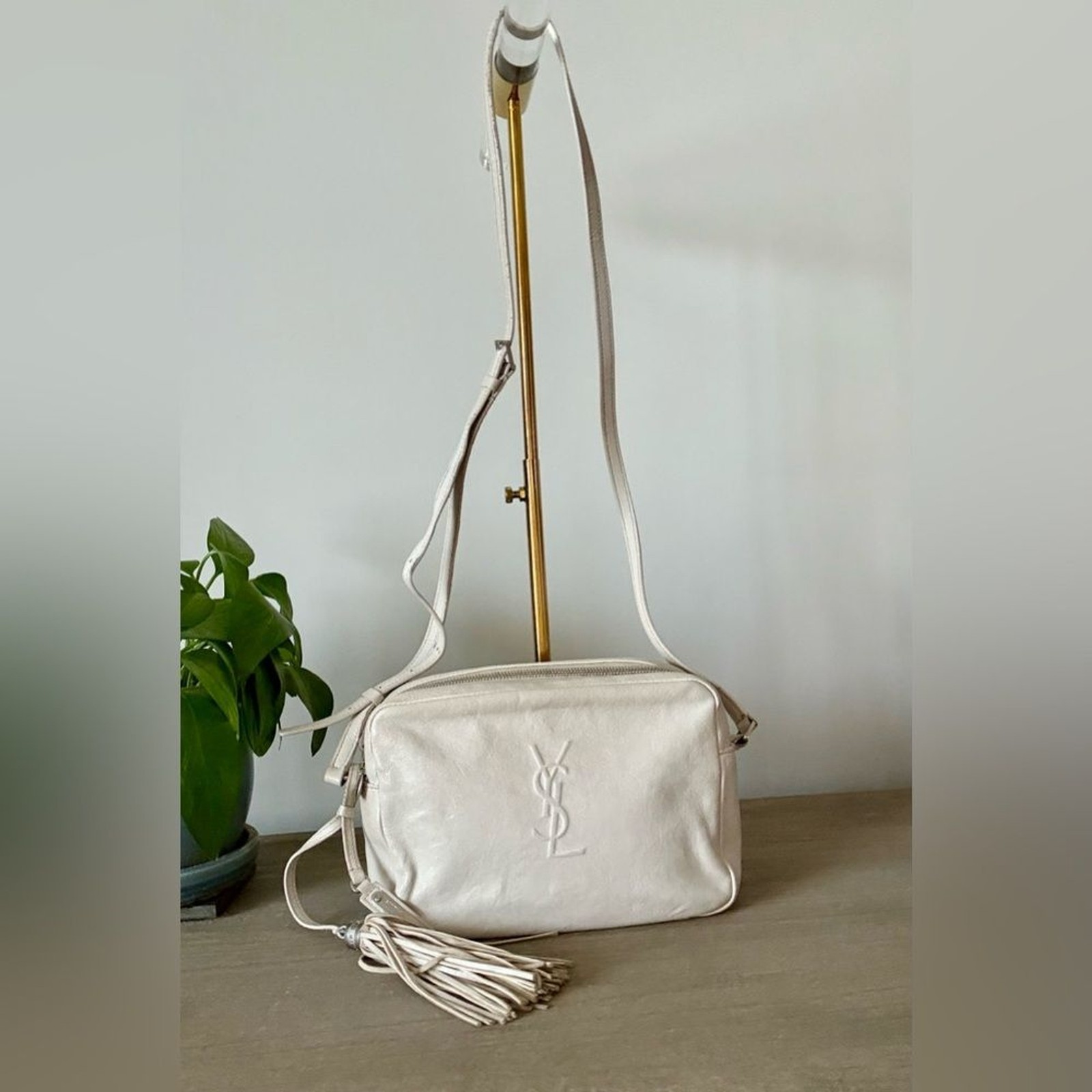 Borsa per fotocamera YSL Saint Laurent in pelle di agnello monogramma piccola Lou bianca