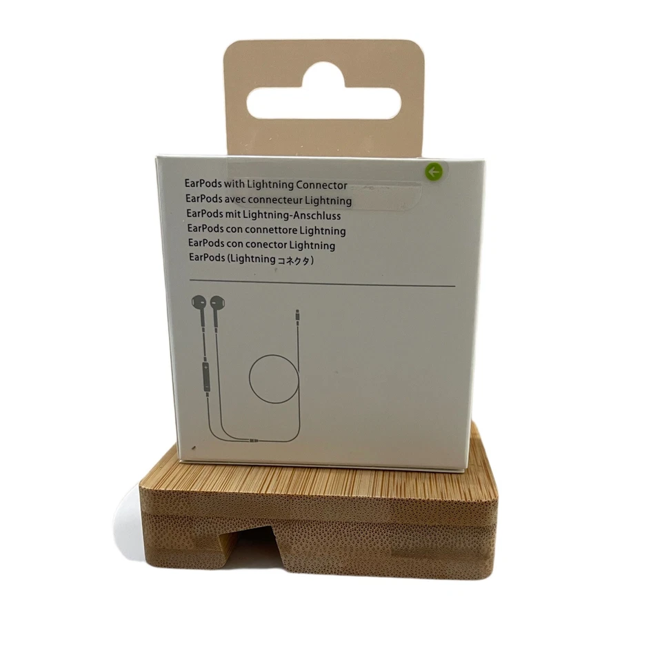 APPLE EarPods Lightning Wired Earphones Headphones . In original package. A1748 - Image 4 of 4