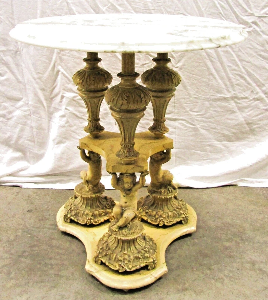 Par de mesas auxiliares italianas Regency florentinas con triple base de querubín Foto 4 de 4