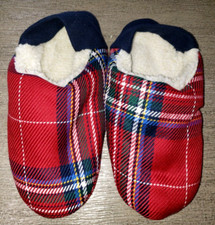 BOYS NEW NWOT size XS REVERSIBLE SLIPPERS FLEECE PLAID winter wear SOFT 
