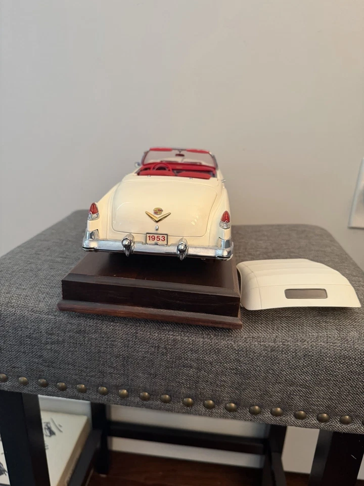 Cadillac Eldorado 1953 blanco escala 1/16 Danbury como nuevo con base de madera en muy buena condición Foto 4 de 4