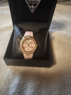 GUESS Damen Armbanduhr Analog Roségold rosa, römische Ziffern, Box