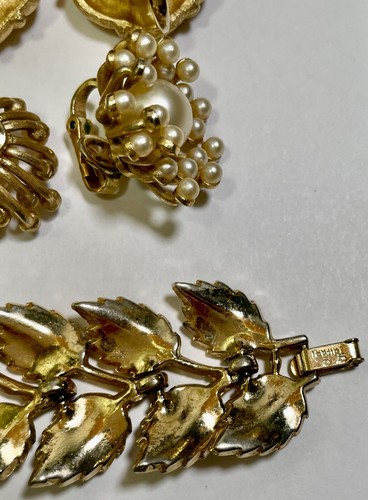 VINTAGE CROWN TRIFARI BRUSHED GOLD TONE MIXED LOT PINS EARRINGS AND BRACELET - Picture 8 of 11