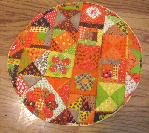 Vintage~Handmade~Casserole Carrier~Round~Quilted Calico~15.0"~Pre-Owned~1970's - Picture 2 of 6