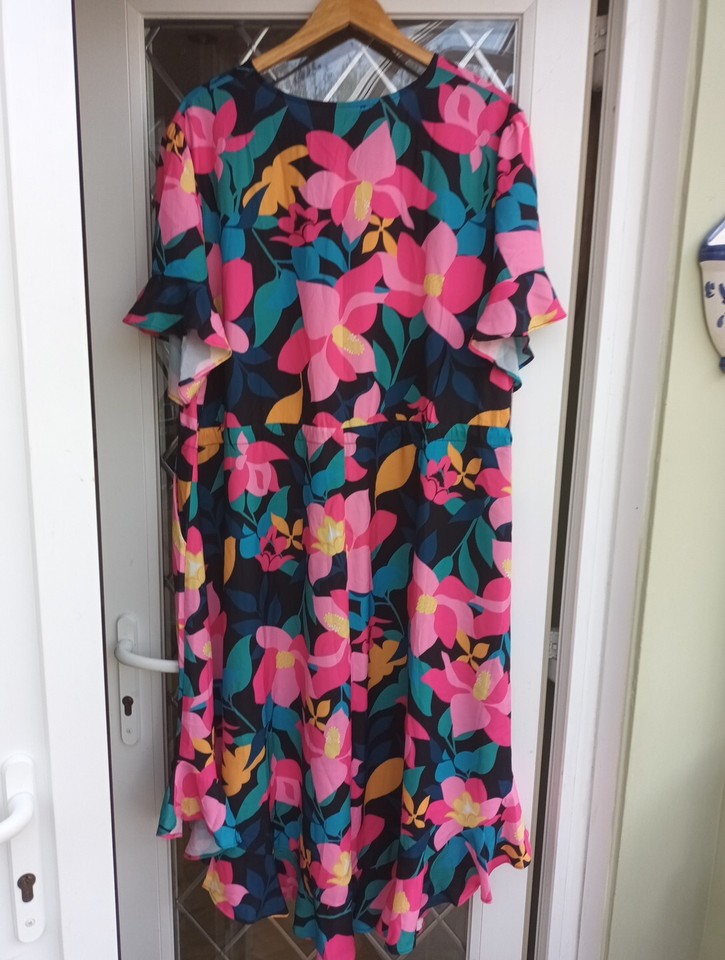 LITTLE PARTY DRESS (Australia) EYECATCHING, COLOURFUL, SUPER SMART SIZE