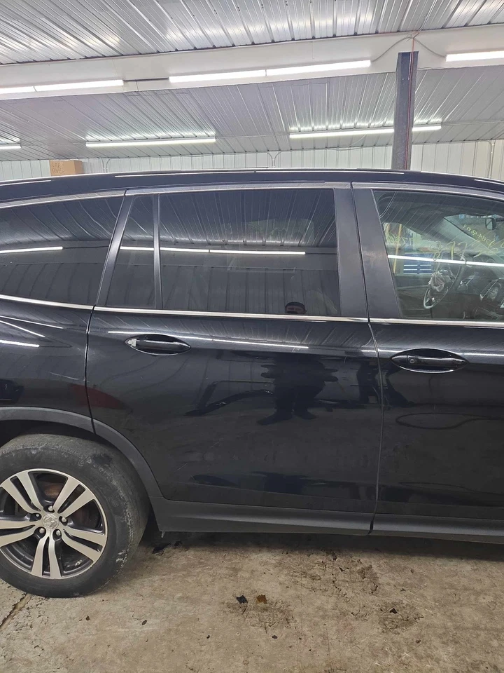 Used Rear Right Door Assembly Rear Side fits: 2017 Honda Pilot electric w/o suns - Imagem 2 de 4
