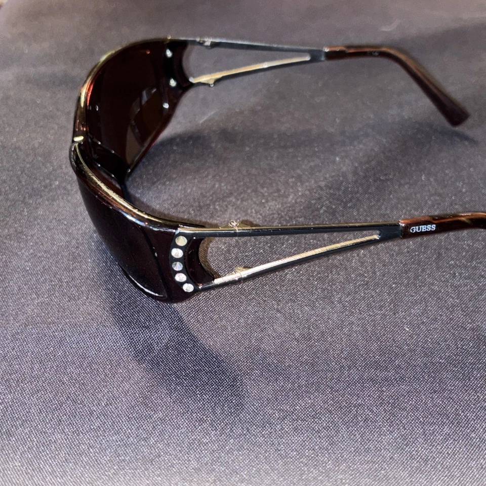 Gafas de sol Guess para mujer GU 6269 BRN-1A marrón con estrás envolventes Foto 2 de 4