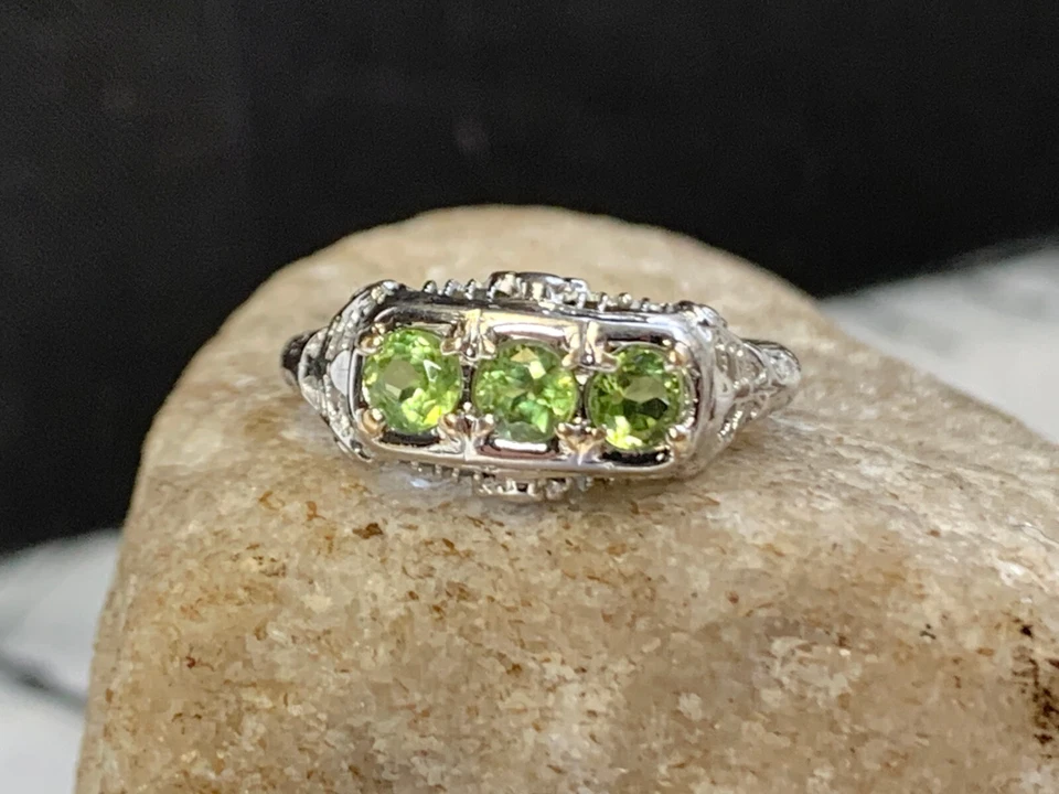 Vtg 18K White Gold Ring 2.32g Fine Jewelry Sz 8 Band Green Stone Round Prong - Image 2 of 4
