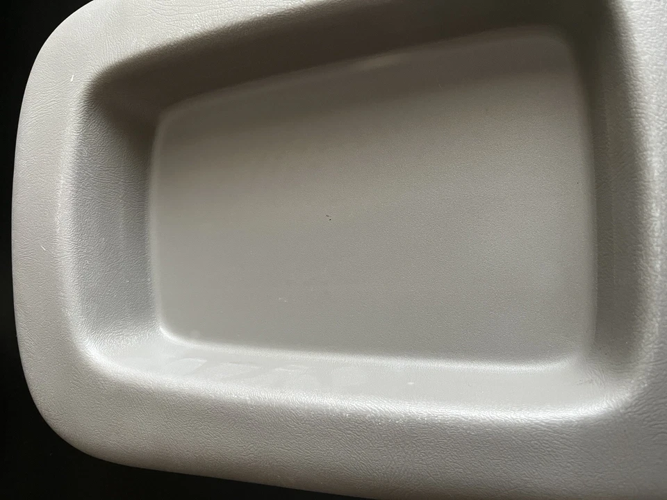 2003 - 2006 Tahoe Avalanche Yukon Silverado Center Door Lid Armrest OEM - Image 4 of 4