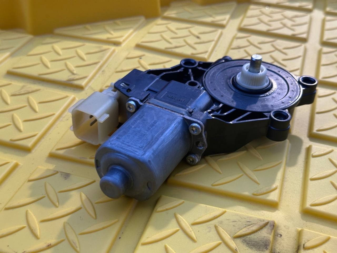 Maserati Ghibli 2017 OEM Rear Left or Front Window Regulator Motor – E840368001