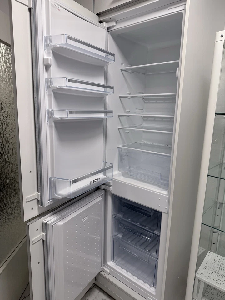 Bosch Einbau-Kühl-Gefrierschrank, Modell KIV34V21FF - Abholung in München