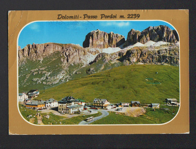 DOLOMITI (ITALIEN) PASSO PARDOI / BUS in den HOTELS Luftaufnahme 1974