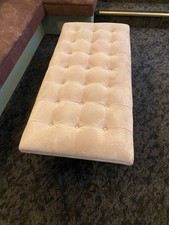 Sgabello ottomano in velluto colore champagne. Costo £895