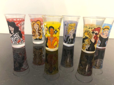DE-LITE SHOT GLASSES 'ONE OF A KIND GIRL' WITH BLACK TRAY