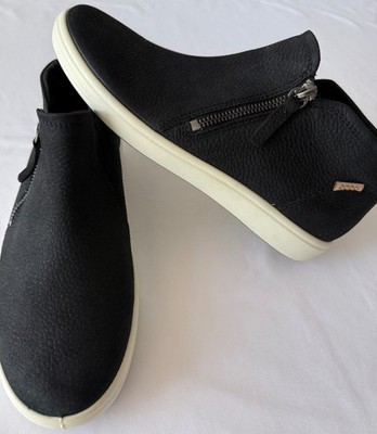 ECCO Soft Black Slip On Sneakers Womens Size 7 EU 38 Side Zip Comfort Shoes
